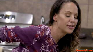 Quente morena muller Mckenzie Le queda un pouco de ADN a partir de mozos nariz e fai del cum