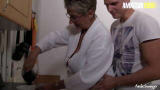 REIFE جاؤ - #Erna - سنہرے بالوں والی کوگر پر چھلانگ لنڈ اور اس آدمی چل رہی ہے