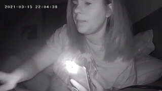 Busty мамаша нобуд танҳо Худро Забонак ҳокимият пеш аз bed Пинҳонӣ Камера