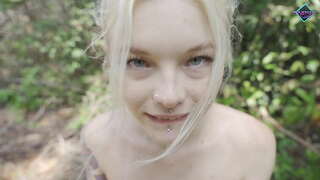 Me brirë teen sucks big dick në pyll. Karneli Bandi