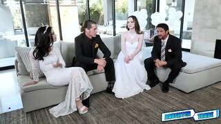 ���៉ាជួយចេញរបស់ពួ stepdaughters ក្រម៉ៅ Moore និងគ្រី Luv ដើម្បីទទួលបានមួយចំនួនរួមភេទចំណេះដឹង