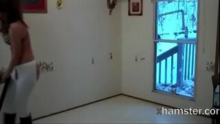 O, qoltuqaltı süpürgəni silən ekshibisionistdən yan keçib!