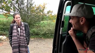 Rastgele Bebek bir Arka Koltukta Sperm ile Püskürtülür