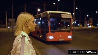 BLACKEDRAW මත ඇගේ ගෙදර ඇය ගෙන පථය සඳහා සමහර බීබීසී BLACKEDRAW මත ඇගේ ගෙදර ඇය ගෙන පථය සඳහා සමහර බීබීසී