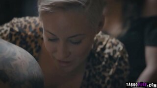 Gina nindakake persis apa Reagan marang dheweke apa