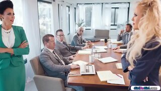 Busty milf biznesmene të shkuar kokë me kokë gjatë një boardmeeting.Të tjerë biznesmenë të dal sa më shpejt që të munden.Më në fund milfs të ketë hapësirë për veten e tyre dhe të fillojnë të kissing dhe të lëpijnë njëri-tjetrin