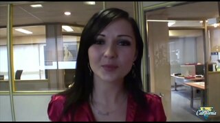 ̞�은 갈색 머리 제공하는 그녀의 기쁨을 함께 엉덩이