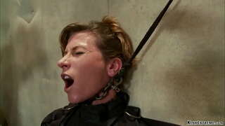 Ȣ�束缚的黑发的摩洛伊斯兰解放阵线从阿里尔*X是固定的对照表，然后链接获取的肛门的性交与假阳具在一根棍子在手中掌握奥兰多