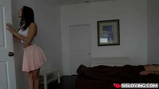 Abella Gevaar wil om te voel haar stiefbroers piel in haar nat twat